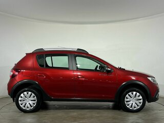 2021 Renault Sandero Stepway II Рестайлинг, красный, 1330000 рублей, вид 5