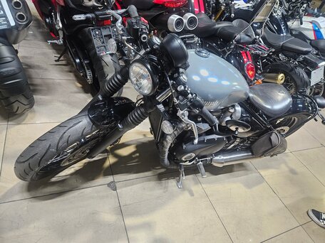 2017 Triumph Bonneville Bobber, серый, 1350000 рублей, вид 3