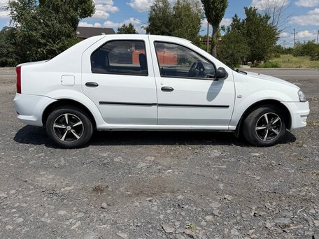 2010 Renault Logan I Рестайлинг, белый, 365000 рублей, вид 3