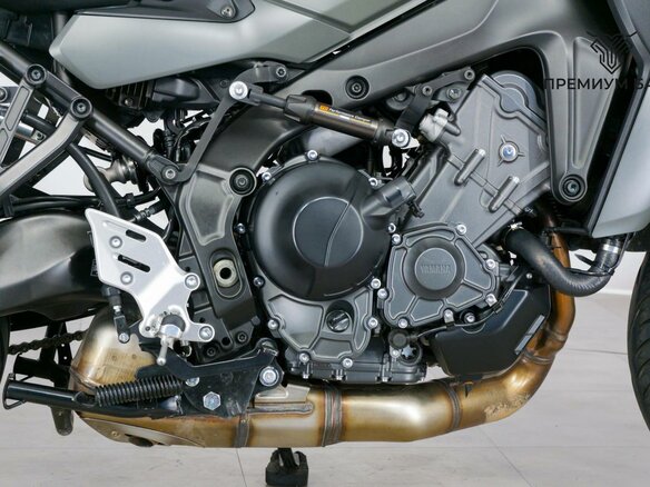 2021 Yamaha MT-09 Tracer (FJ-09), серый - вид 9