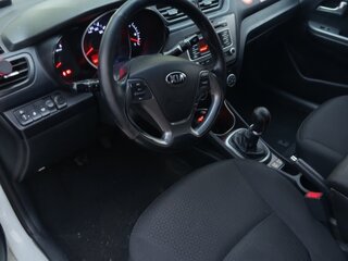 2017 Kia Rio III Рестайлинг, белый, 500000 рублей, вид 5