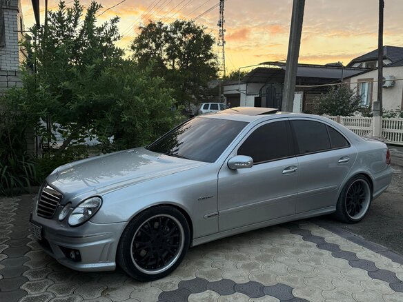 2003 Mercedes-Benz E-Класс 500 III (W211, S211), серебристый, 1250000 рублей - вид 1
