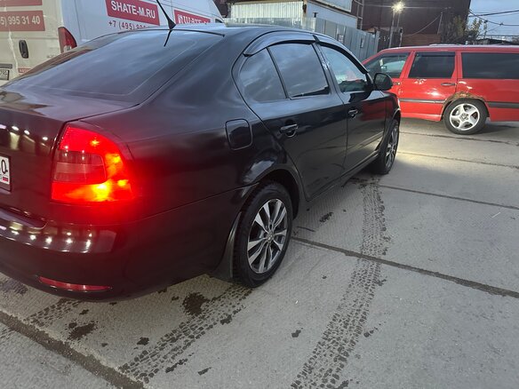 2011 Skoda Octavia II (A5) Рестайлинг, чёрный, 600000 рублей - вид 3