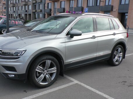 2018 Volkswagen Tiguan II, серебристый, 2850000 рублей, вид 2