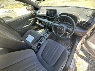 2022 Toyota Yaris IV, коричневый, 1190000 рублей, вид 5
