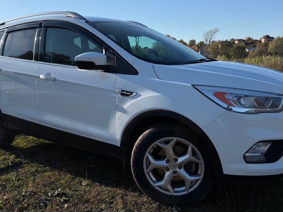 2017 Ford Kuga II Рестайлинг, белый, 1840000 рублей - вид 3