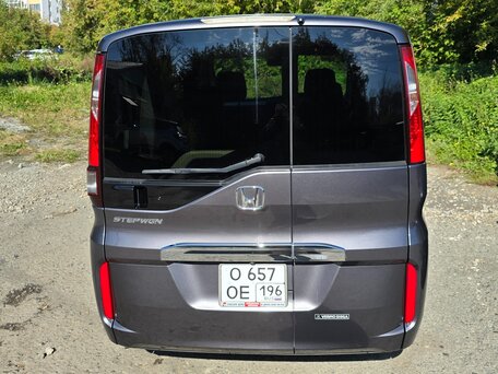 2015 Honda Stepwgn V, серый, 1850000 рублей, вид 2