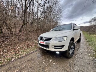 2010 Volkswagen Touareg I Рестайлинг, белый, 2100000 рублей, вид 2