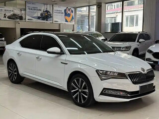 2023 Skoda Superb III Рестайлинг, белый, 1575000 рублей, вид 2
