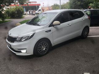 2015 Kia Rio III Рестайлинг, белый, 900000 рублей, вид 1