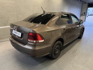 2017 Volkswagen Polo V Рестайлинг, коричневый, 890000 рублей, вид 4
