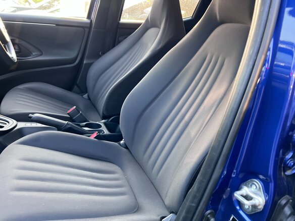 2022 Toyota Yaris IV, синий, 1390000 рублей - вид 6