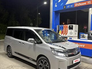 2018 Toyota Voxy III (R80) Рестайлинг, серебристый, 2189000 рублей, вид 4