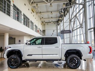 2023 Toyota Tundra CrewMax III, белый, 7778000 рублей, вид 3