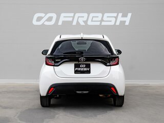 2021 Toyota Yaris IV, белый, 1198000 рублей, вид 4
