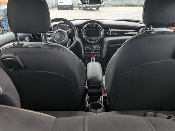2021 Mini Hatch Cooper III (F55/F56) Рестайлинг, оранжевый - вид 6