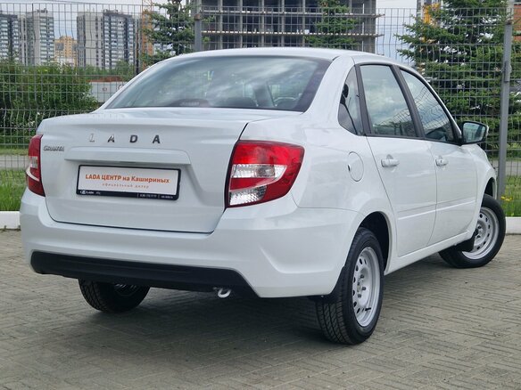 2026 Lada (ВАЗ) Granta I Рестайлинг, белый, 1101000 рублей - вид 4