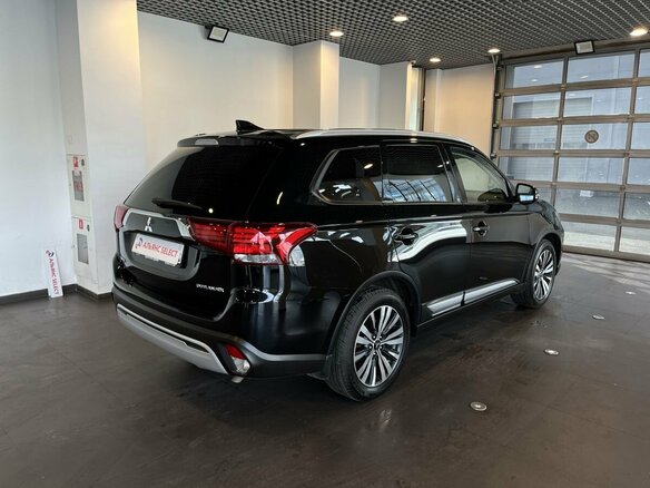 2018 Mitsubishi Outlander III Рестайлинг 3, чёрный, 1890000 рублей - вид 2