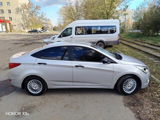 2015 Hyundai Solaris I Рестайлинг, серебристый, 750000 рублей, вид 3