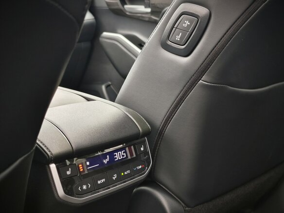 2026 Toyota Highlander IV (XU70), чёрный - вид 26