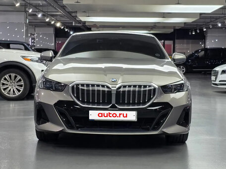 2025 BMW 5 серии 530i xDrive VIII (G60/G61/G68), бежевый, 7050000 рублей, вид 2