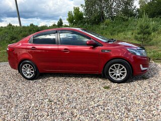 2013 Kia Rio 5-speed III, красный, 800000 рублей, вид 5