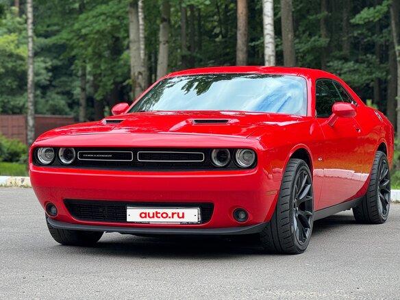 2017 Dodge Challenger III Рестайлинг 2, красный, 4000000 рублей - вид 1