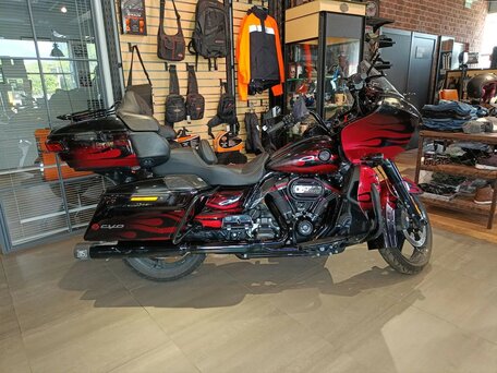 2022 Harley-Davidson CVO Road Glide Limited, пурпурный, 2490000 рублей, вид 3