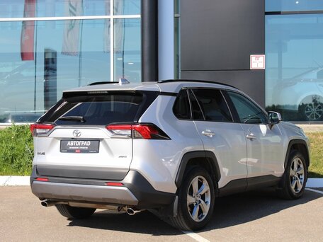 2021 Toyota RAV4 V (XA50), серебристый, 3350000 рублей, вид 4