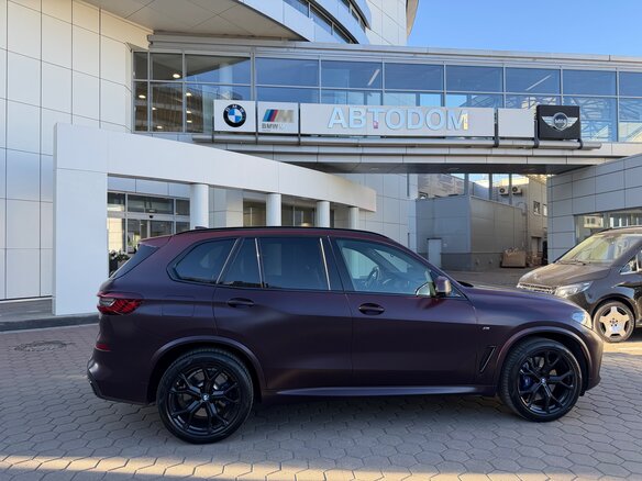 2021 BMW X5 M50i IV (G05/G18), фиолетовый, 7600000 рублей - вид 5