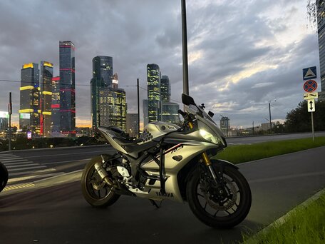 2020 Yamaha YZF-R3, серебристый, 535000 рублей, вид 4
