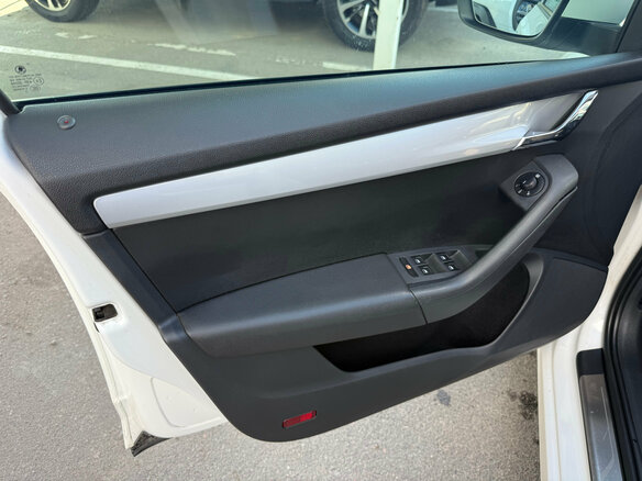 2013 Skoda Octavia III (A7), белый, 875000 рублей - вид 14