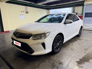 2015 Toyota Camry VII (XV50) Рестайлинг, белый, 1699000 рублей, вид 1