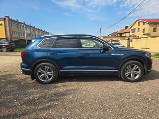 2018 Volkswagen Touareg III, синий, 6300000 рублей, вид 3