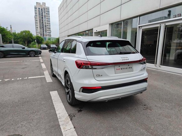 2025 Audi Q4 e-tron 40 I, серый, 4260000 рублей - вид 5