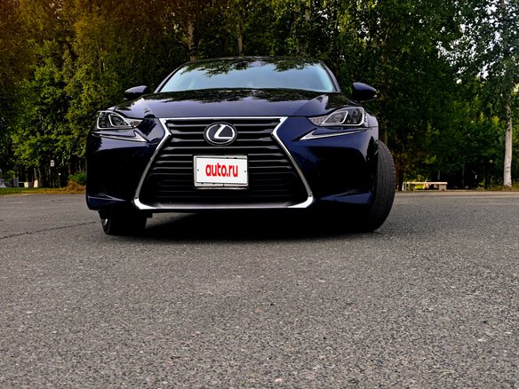 2017 Lexus IS 300 III Рестайлинг, синий, 2750000 рублей - вид 3