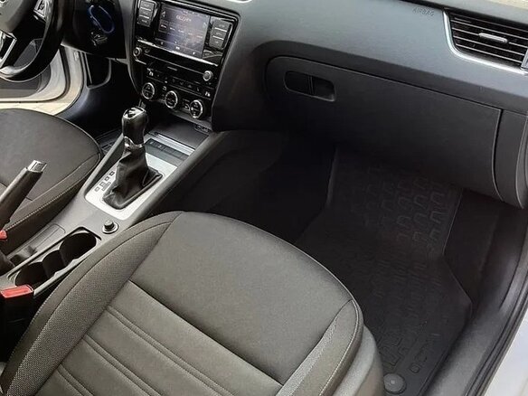 2018 Skoda Octavia III (A7) Рестайлинг, белый, 1450000 рублей - вид 10
