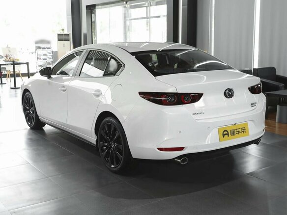 2025 Mazda 3 Axela IV (BP), белый, 3600000 рублей - вид 4