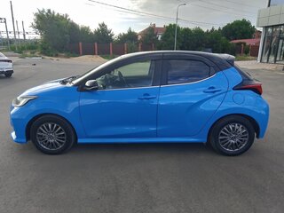 2021 Toyota Yaris IV, синий, 1549999 рублей, вид 2