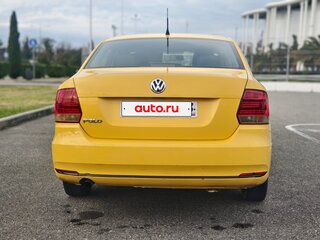 2016 Volkswagen Polo V Рестайлинг, жёлтый, 470000 рублей, вид 2