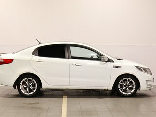 2013 Kia Rio 4-speed III, белый, 720000 рублей, вид 5