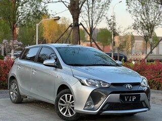 2022 Toyota Yaris IV, серебристый, 1210005 рублей, вид 3