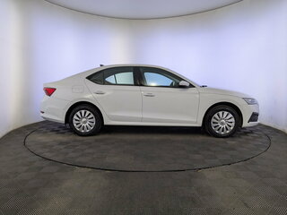 2021 Skoda Octavia IV (A8), белый, 2400000 рублей, вид 4