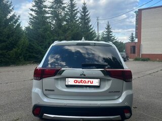 2018 Mitsubishi Outlander III Рестайлинг 3, белый, 2000000 рублей, вид 3