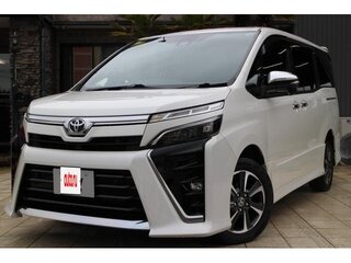 2020 Toyota Voxy III (R80) Рестайлинг, белый, 1848200 рублей, вид 1
