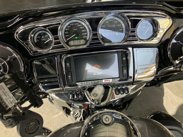 2017 Harley-Davidson Electra Glide, серый, 1750000 рублей - вид 2