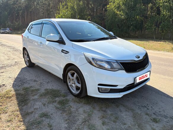 2015 Kia Rio III Рестайлинг, белый - вид 3