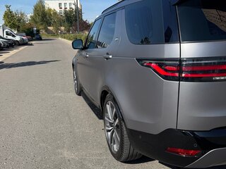 2021 Land Rover Discovery P360 V Рестайлинг, серый, 7100000 рублей, вид 4