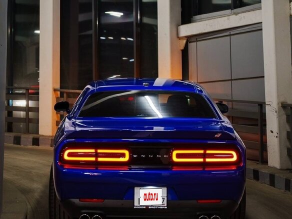 2020 Dodge Challenger III Рестайлинг 2, синий, 3790000 рублей - вид 3