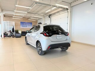 2020 Toyota Yaris IV, серый, 1179000 рублей, вид 4